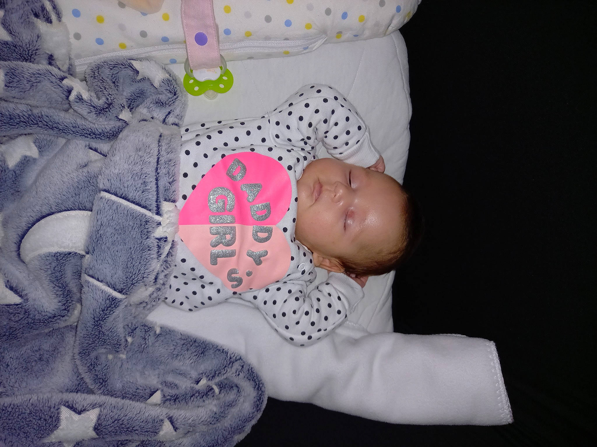 Nëya participe au concours pour gagner de l'argent avec cette photo : arm, baby, baby_products, baby_sleeping, baby_toddler_clothing, bedding, bedtime, comfort, eye, face, hand, head, human_body, linens, pattern, person, room, sleeve, t_shirt, textile