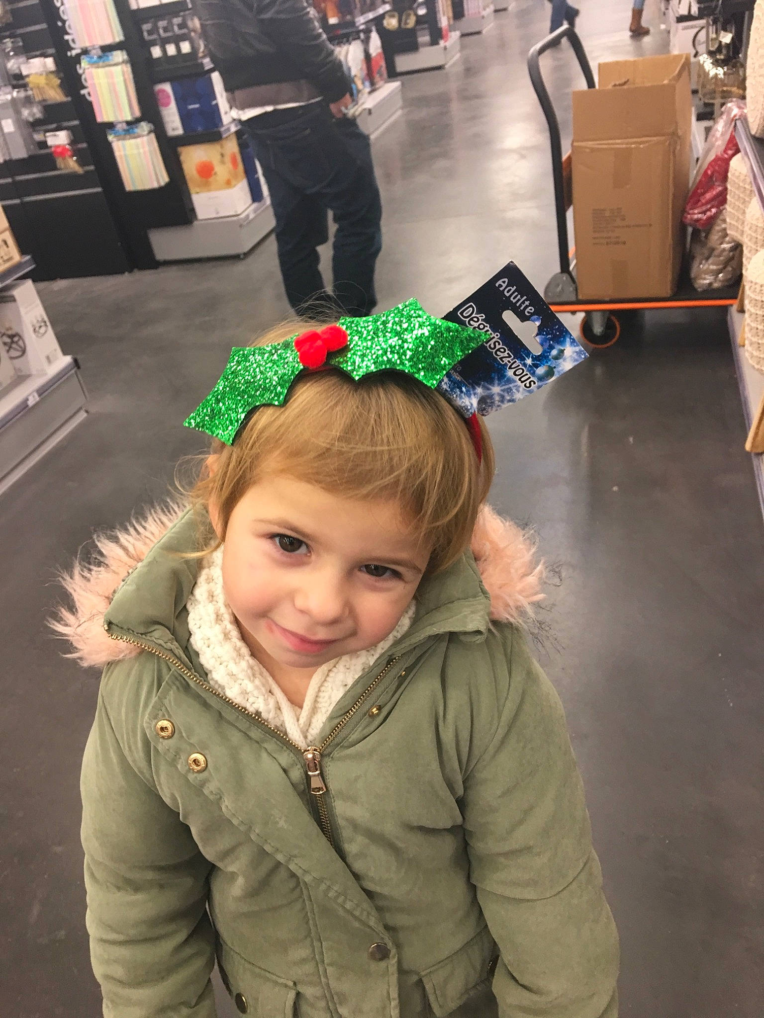 Margo a rejoint le concours — aidez-le/la à gagner de superbes lots ! child, event, fun, girl, headgear, person, product