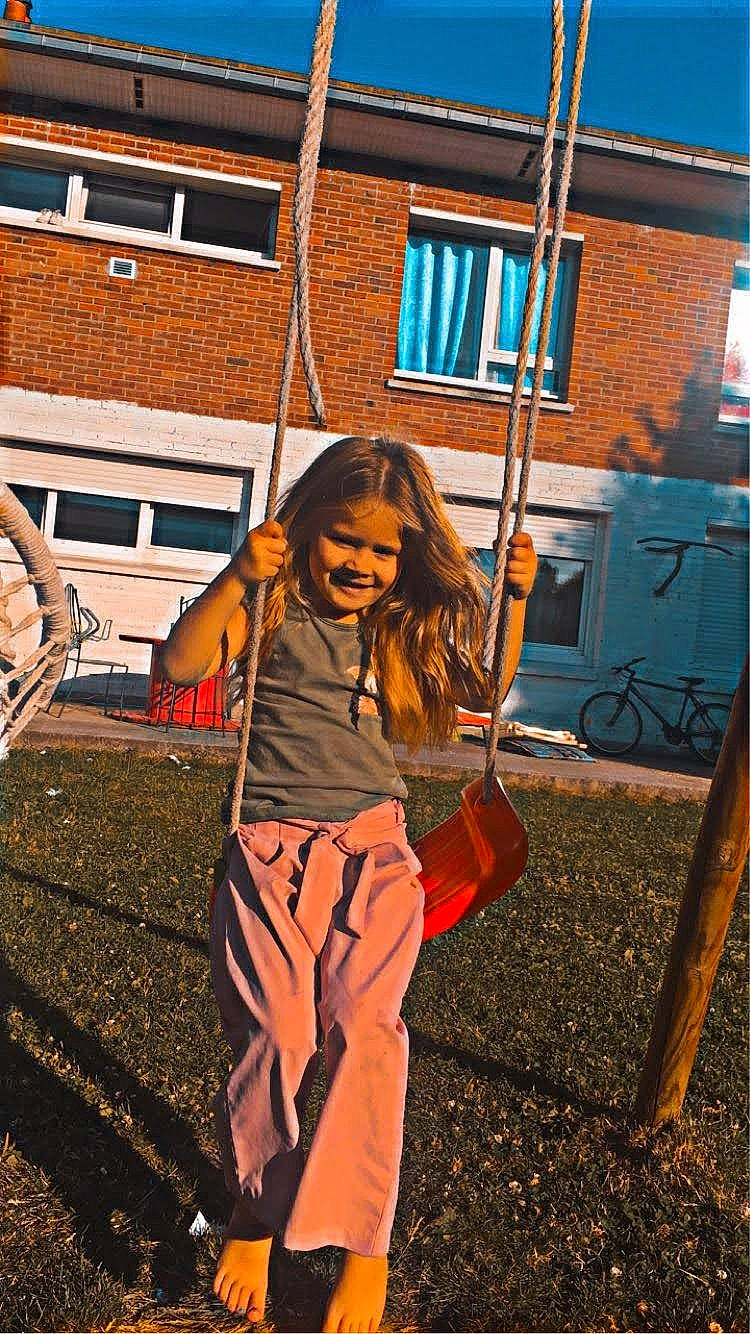 Amelya participe au concours pour gagner de l'argent avec cette photo : asphalt, cool, denim, electric_blue, eyewear, flash_photography, fun, grass, house, human_leg, joy, leisure, orange, person, road, road_surface, sidewalk, street, t_shirt, tints_and_shades