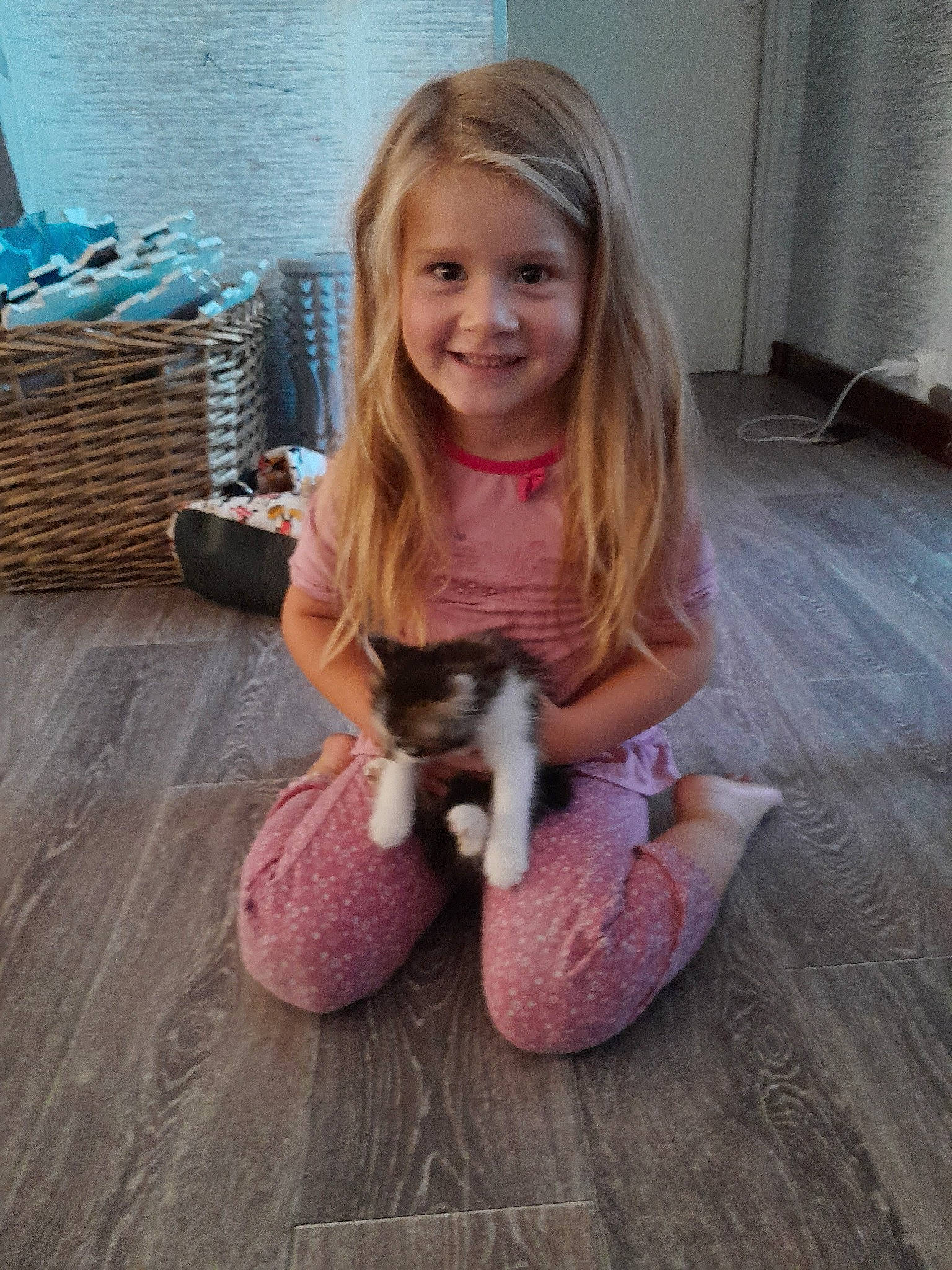 Amelya participe au concours pour gagner de l'argent avec cette photo : basket, child, face, fawn, floor, flooring, fun, hairstyle, happy, hardwood, human_body, joy, knee, leisure, person, pink, purple, skin, smile, textile