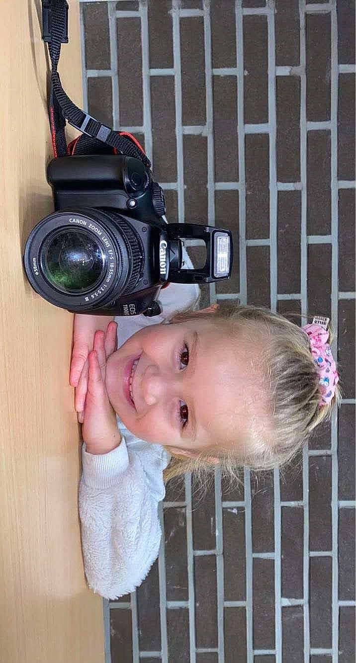 Amelya a rejoint le concours — aidez-le/la à gagner de superbes lots ! baby_toddler_clothing, camera, camera_accessory, camera_lens, cameras_optics, digital_camera, digital_slr, eye, film_camera, flash_photography, joy, lens, mirrorless_interchangeable_lens_camera, optical_instrument, person, photographer, point_and_shoot_camera, reflex_camera, single_lens_reflex_camera, smile