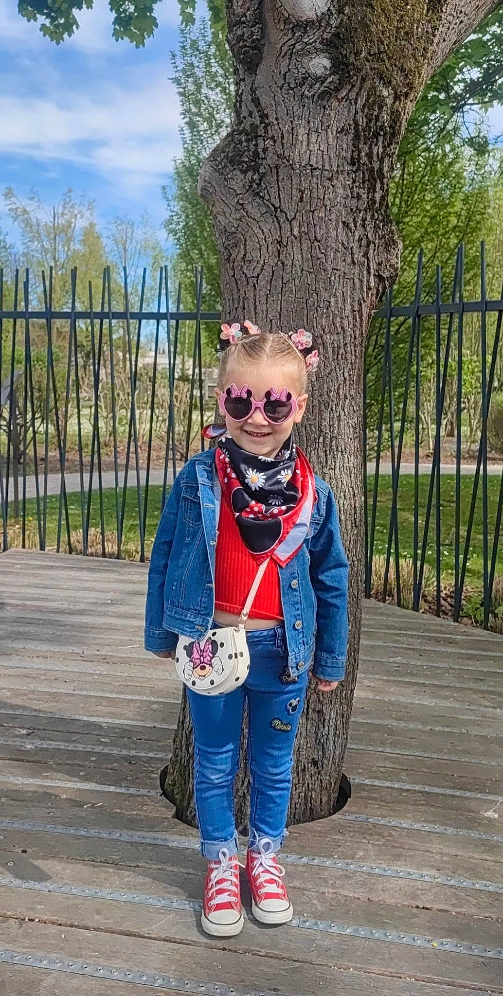 Amelya participe au concours pour gagner de l'argent avec cette photo : baby_toddler_clothing, electric_blue, eyewear, fence, goggles, grass, happy, head, headgear, jeans, joy, leisure, person, personal_protective_equipment, plant, recreation, scarf, sky, sunglasses, toddler