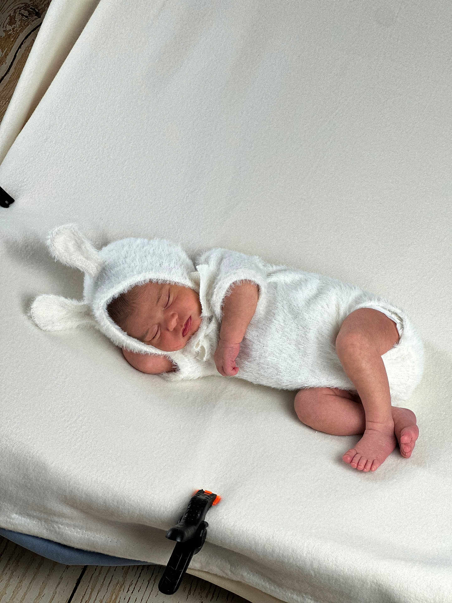 Esmée participe au concours pour gagner de l'argent avec cette photo : baby, barefoot, bunny_costume, child, clothing, cozy, cute, fabric, headwear, indoors, infant, newborn, peaceful, portrait, resting, sleeping, soft_texture, studio_setup, tiny_feet, white_blanket