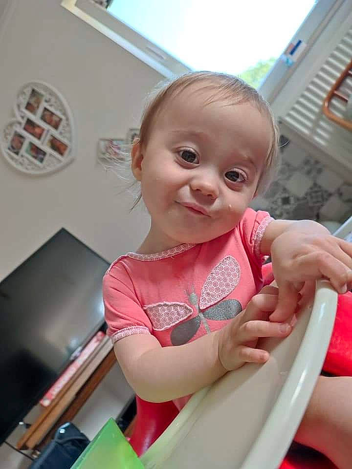 émilia a rejoint le concours — aidez-le/la à gagner de superbes lots ! baby, baby_products, baby_toddler_clothing, child, eye, facial_expression, fun, hairstyle, happy, leisure, mouth, person, recreation, sitting, skin, sky, smile, snapshot, standing, toddler