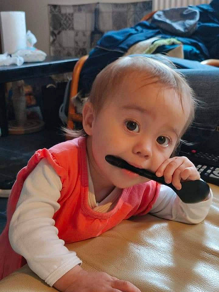 émilia participe au concours pour gagner de l'argent avec cette photo : baby, chair, cheek, child, chin, comfort_food, desk, finger, flooring, fun, happy, mouth, nose, person, room, sitting, smile, surprise, table, tableware