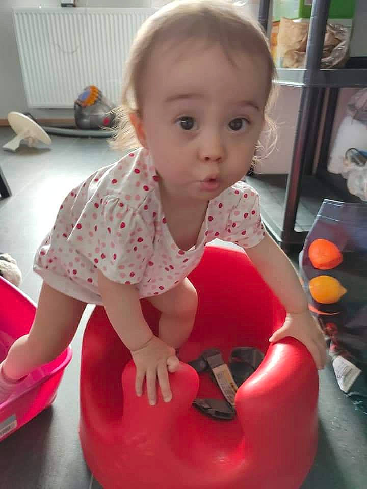 émilia a rejoint le concours — aidez-le/la à gagner de superbes lots ! baby, baby_products, baby_toddler_clothing, carmine, cheek, child, cleanliness, comfort, crawling, facial_expression, flooring, fun, joint, mouth, person, play, room, sitting, skin, standing