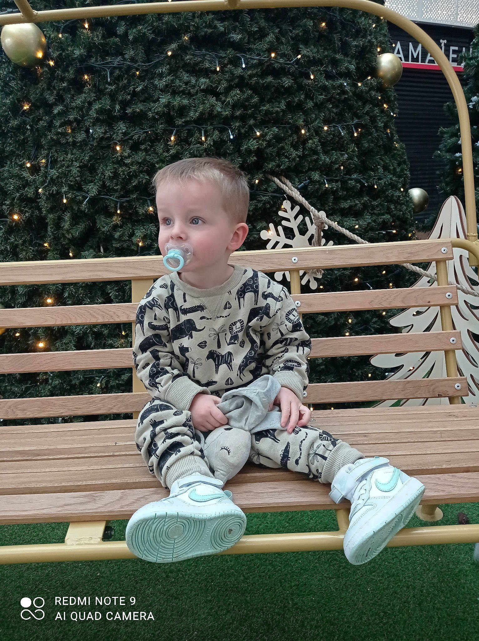 Tiago a rejoint le concours — aidez-le/la à gagner de superbes lots ! baby, baby_toddler_clothing, child, fence, flash_photography, fun, grass, happy, human_body, knee, leisure, pattern, person, sitting, sleeve, toddler, vacation, winter, wood