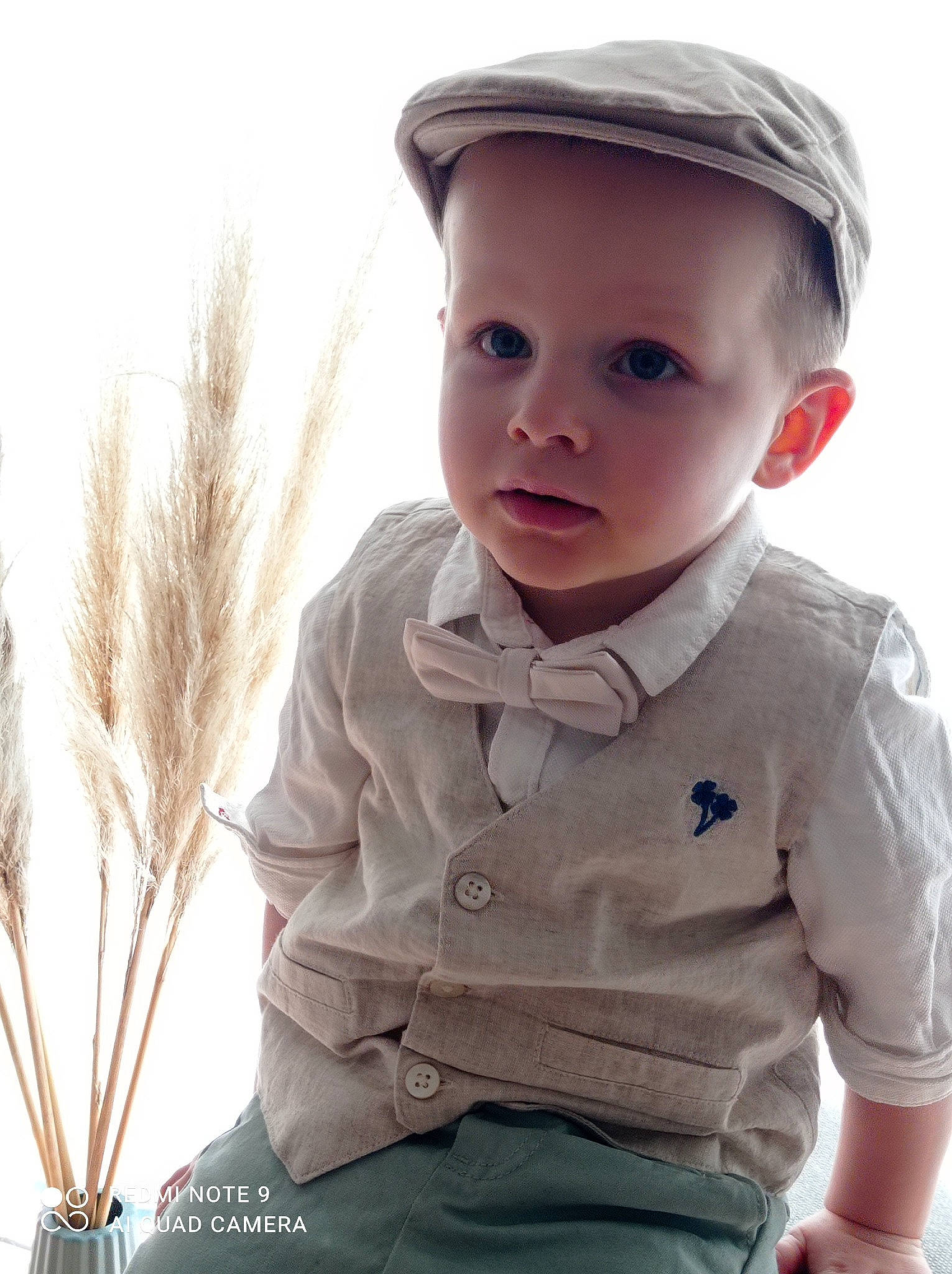 Tiago a rejoint le concours — aidez-le/la à gagner de superbes lots ! baby, baby_toddler_clothing, cap, child, collar, dress_shirt, elbow, fashion_accessory, fur, grass, happy, headgear, lip, pattern, person, plant, sleeve, t_shirt, tie, toddler