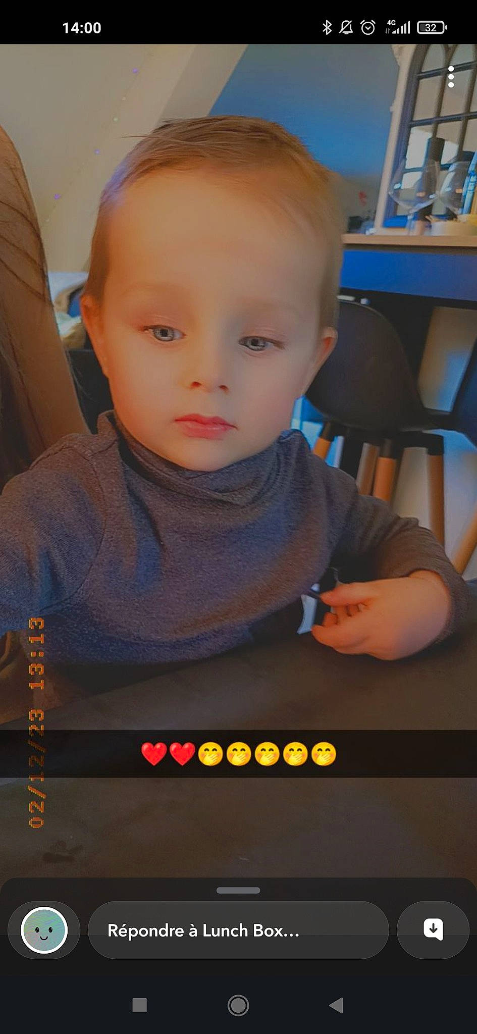 Tiago participe au concours pour gagner de l'argent avec cette photo : baby, baby_toddler_clothing, cheek, child, electric_blue, eyebrow, finger, flooring, font, forehead, fun, iris, mouth, nose, person, room, shelf, sitting, sleeve, t_shirt