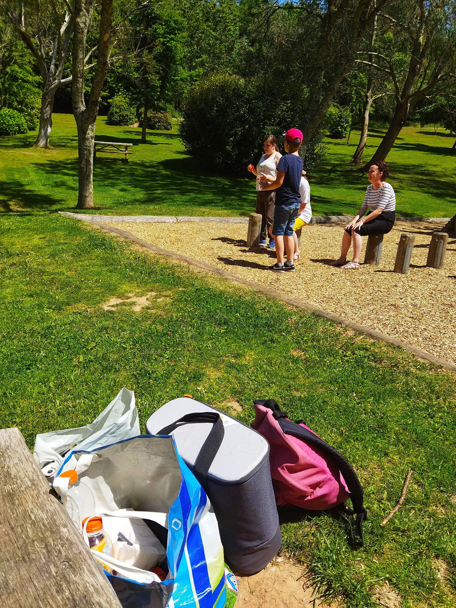 François participe au concours pour gagner de l'argent avec cette photo : backpack, bag, event, fun, garden, grass, grassland, green, landscape, lawn, leisure, luggage_and_bags, outdoor_recreation, people_in_nature, person, personal_protective_equipment, plant, recreation, shorts, soil