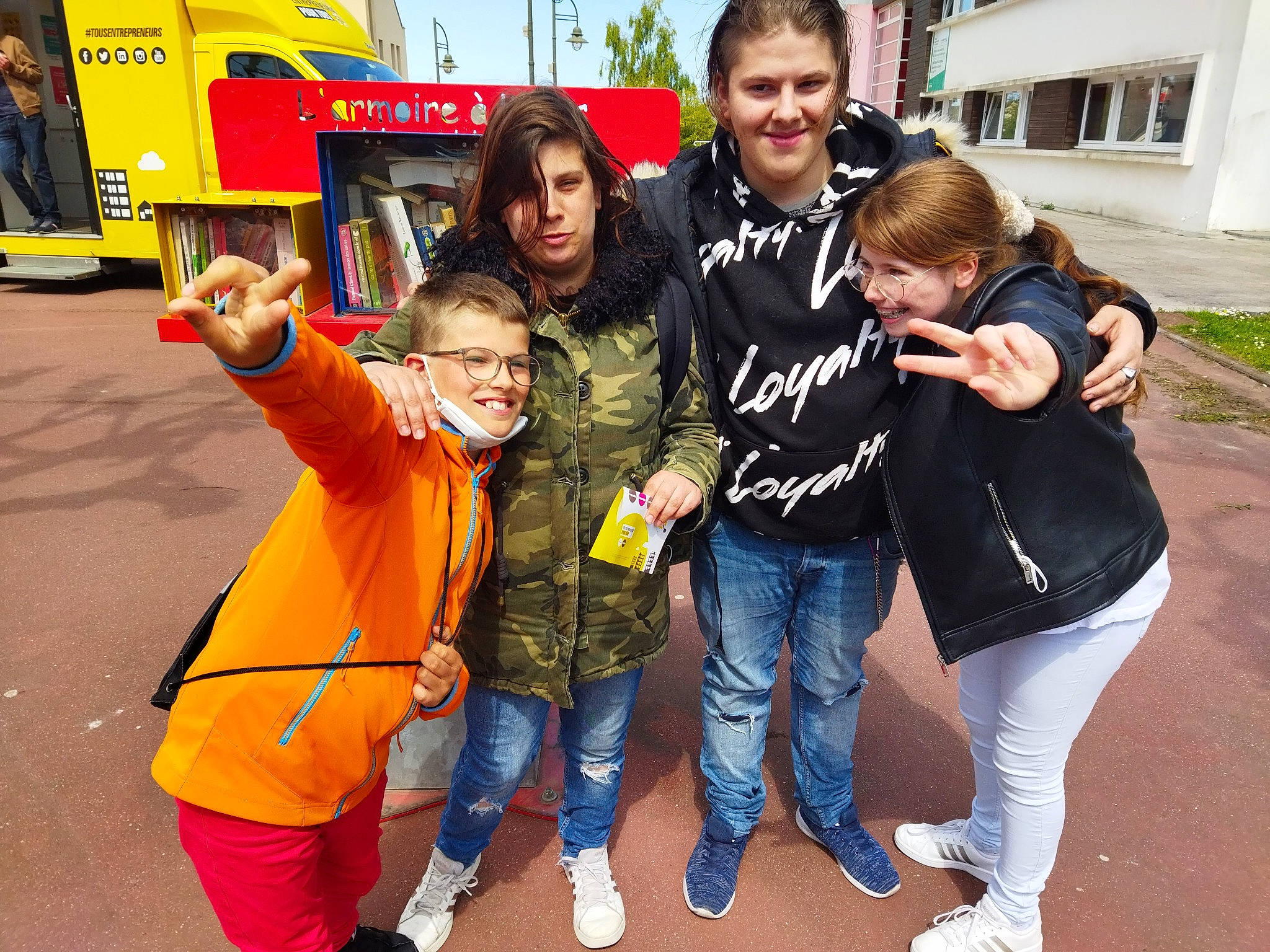 François a rejoint le concours — aidez-le/la à gagner de superbes lots ! asphalt, boot, child, event, fun, happy, jeans, joy, leisure, luxury_vehicle, motor_vehicle, people, person, plant, recreation, sky, smile, t_shirt, team, tire