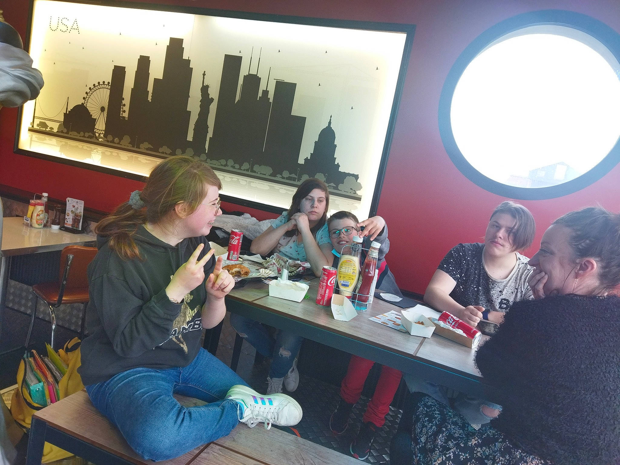 François participe au concours pour gagner de l'argent avec cette photo : chair, coffee_table, conversation, desk, drink, event, eyewear, fun, furniture, joy, leisure, person, recreation, room, sitting, t_shirt, table, tableware, team