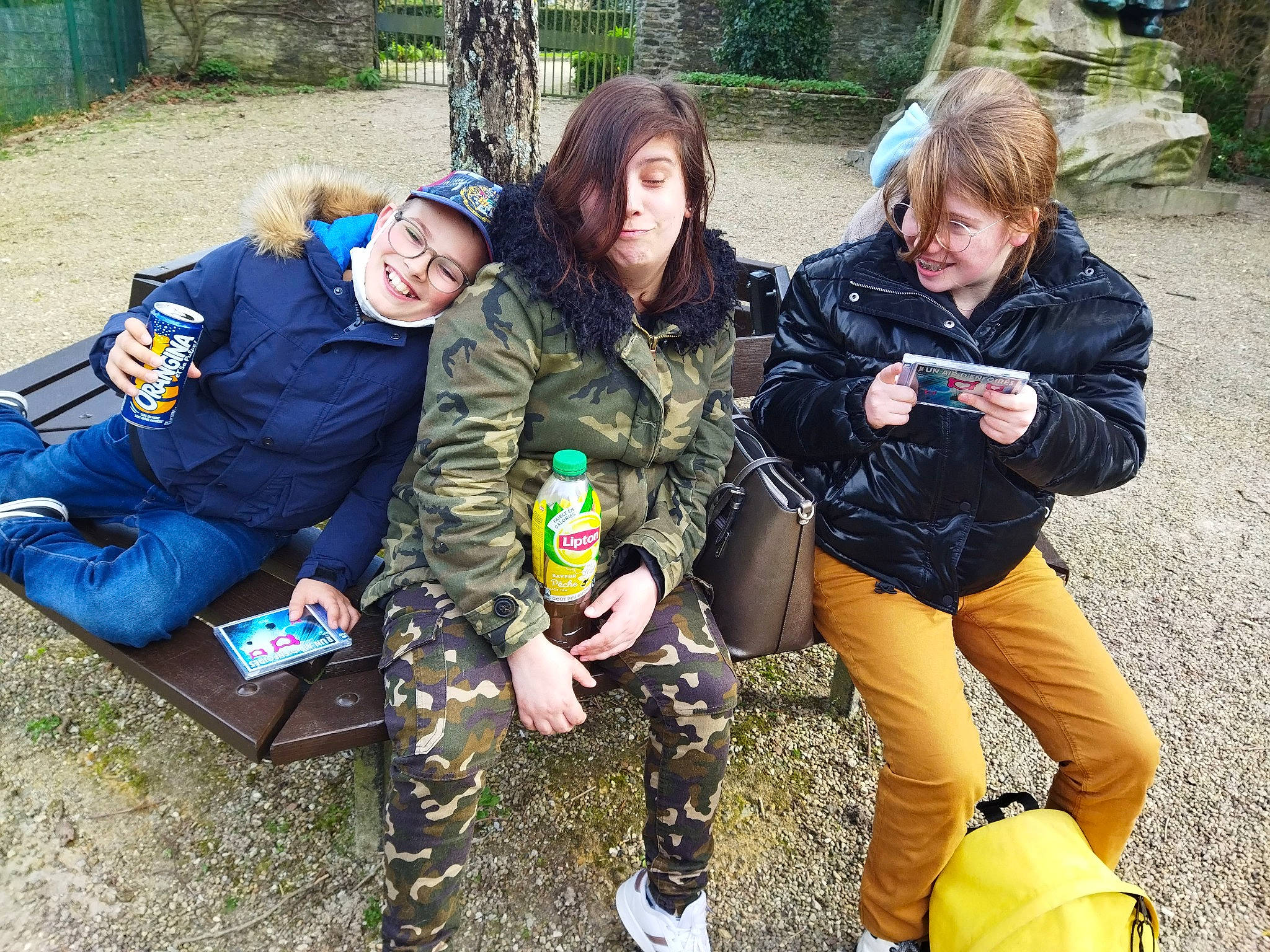 François participe au concours pour gagner de l'argent avec cette photo : bag, boot, community, event, friendship, fun, glove, grass, hat, headwear, jacket, joy, leisure, luggage_and_bags, person, plant, recreation, shoe, sitting, sneakers