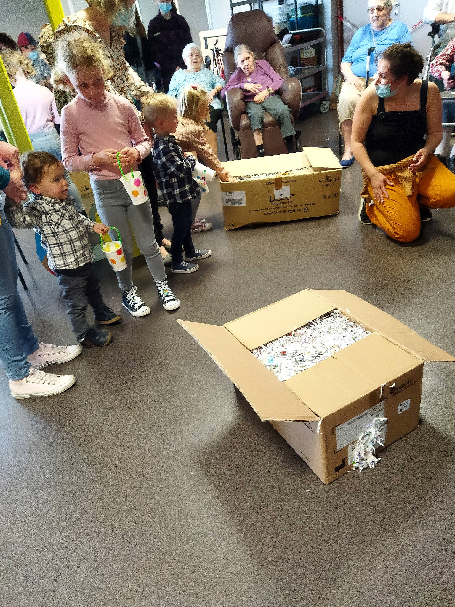 François participe au concours pour gagner de l'argent avec cette photo : backpack, bag, boot, box, carton, clothing, event, eyewear, guitar, handbag, leisure, luggage_and_bags, musical_instrument, people, person, recreation, room, shipping_box, shorts, t_shirt