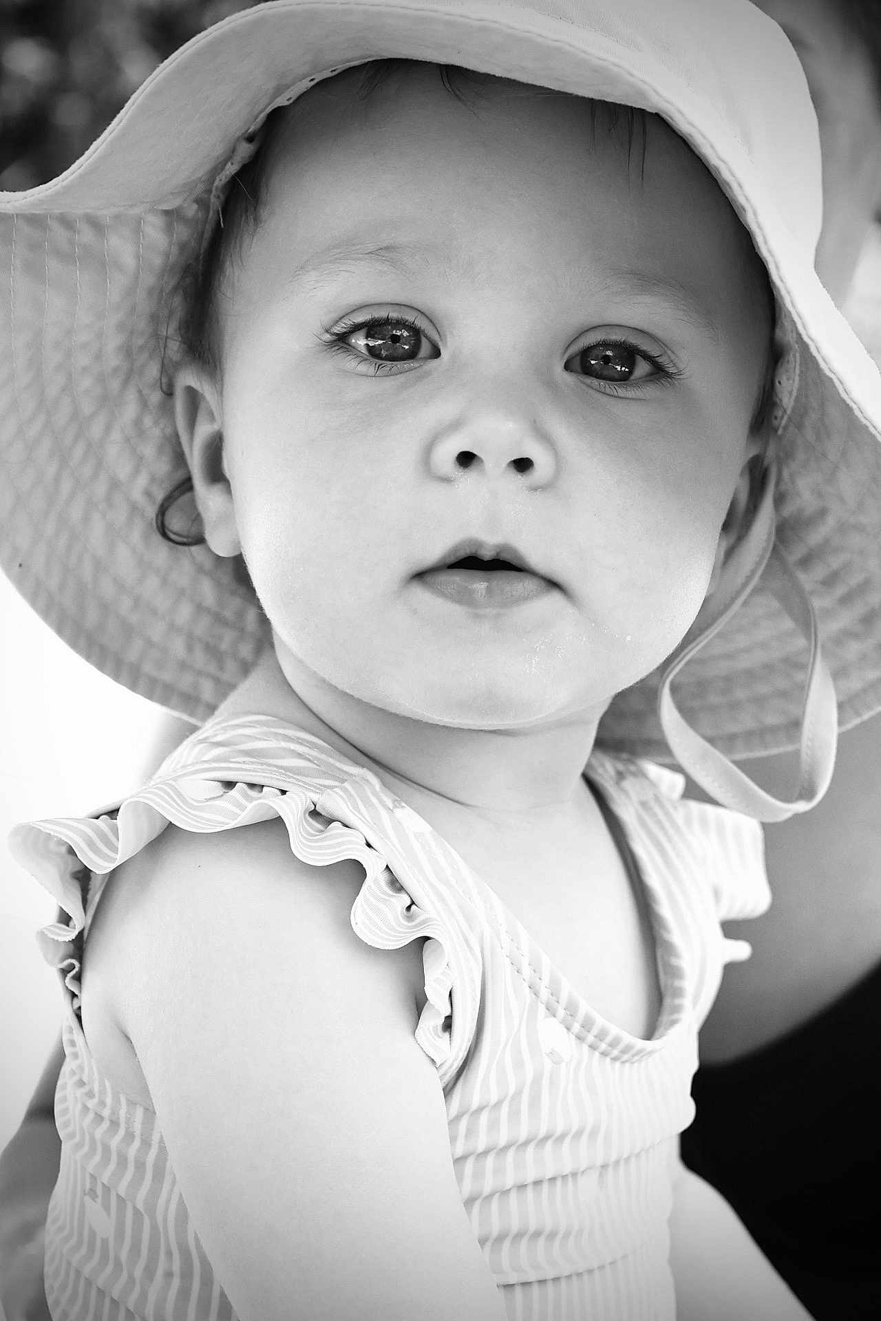 Mia a rejoint le concours — aidez-le/la à gagner de superbes lots ! toddler, child, portrait, black_and_white, hat, face, eyes, clothing, sleeveless, striped, person, cute, baby, expression, skin, summer, outdoor, closeup, headwear, curious