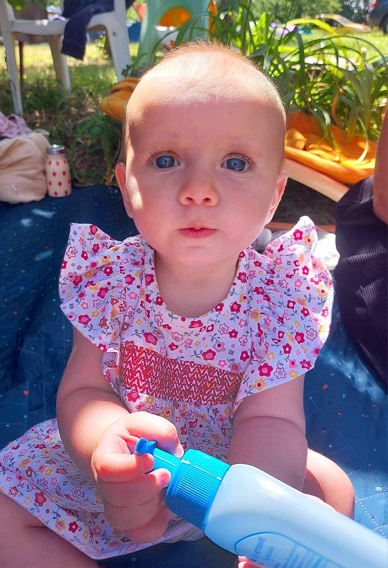 Alma a rejoint le concours — aidez-le/la à gagner de superbes lots ! baby, baby_toddler_clothing, cheek, child, electric_blue, facial_expression, fun, grass, happy, iris, leisure, lip, nail, nose, person, pink, plant, product, skin, thumb