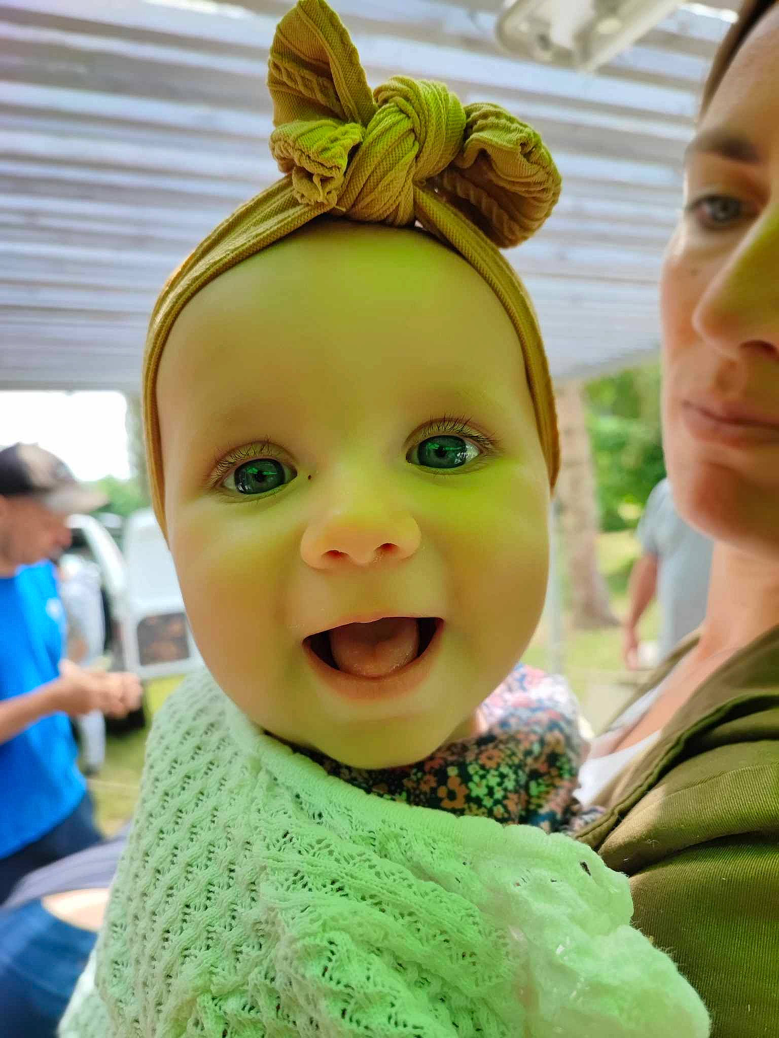 Alma participe au concours pour gagner de l'argent avec cette photo : chin, ear, eyelash, facial_expression, fun, grass, green, happy, head, headgear, headpiece, iris, leisure, nose, person, plant, shorts, skin, smile, temple