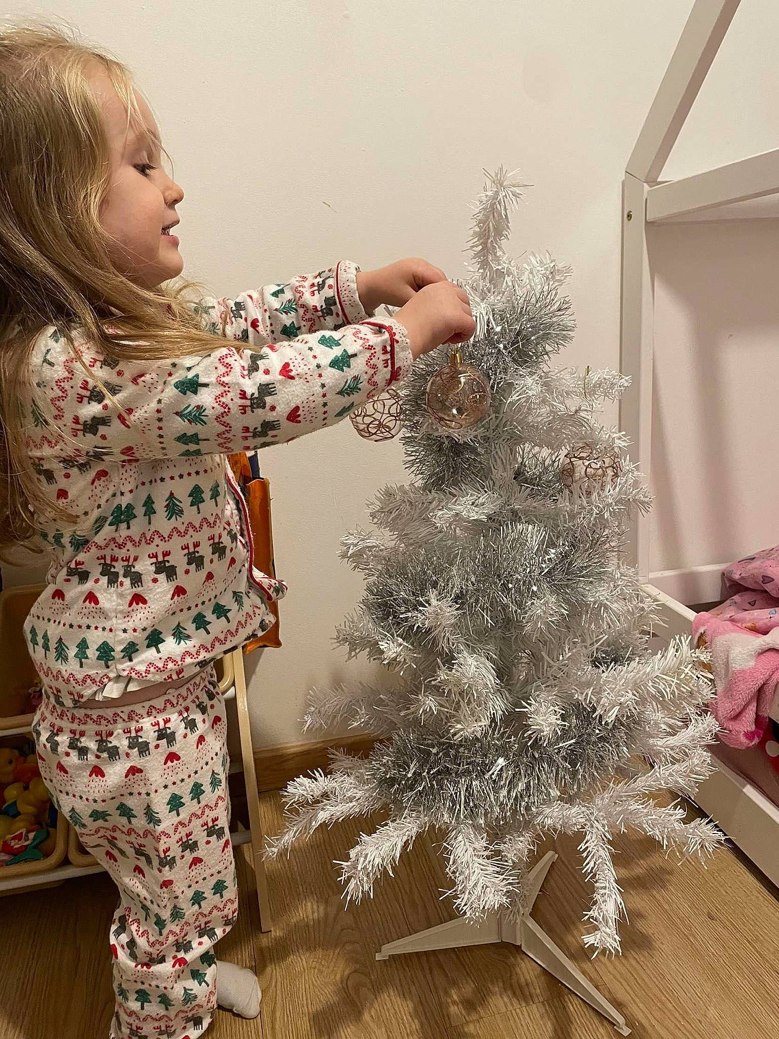 Giulia participe au concours pour gagner de l'argent avec cette photo : christmas, christmas_decoration, christmas_eve, christmas_ornament, christmas_tree, conifer, event, evergreen, happy, holiday, holiday_ornament, ornament, pattern, person, plant, room, sitting, sleeve, toddler, tree