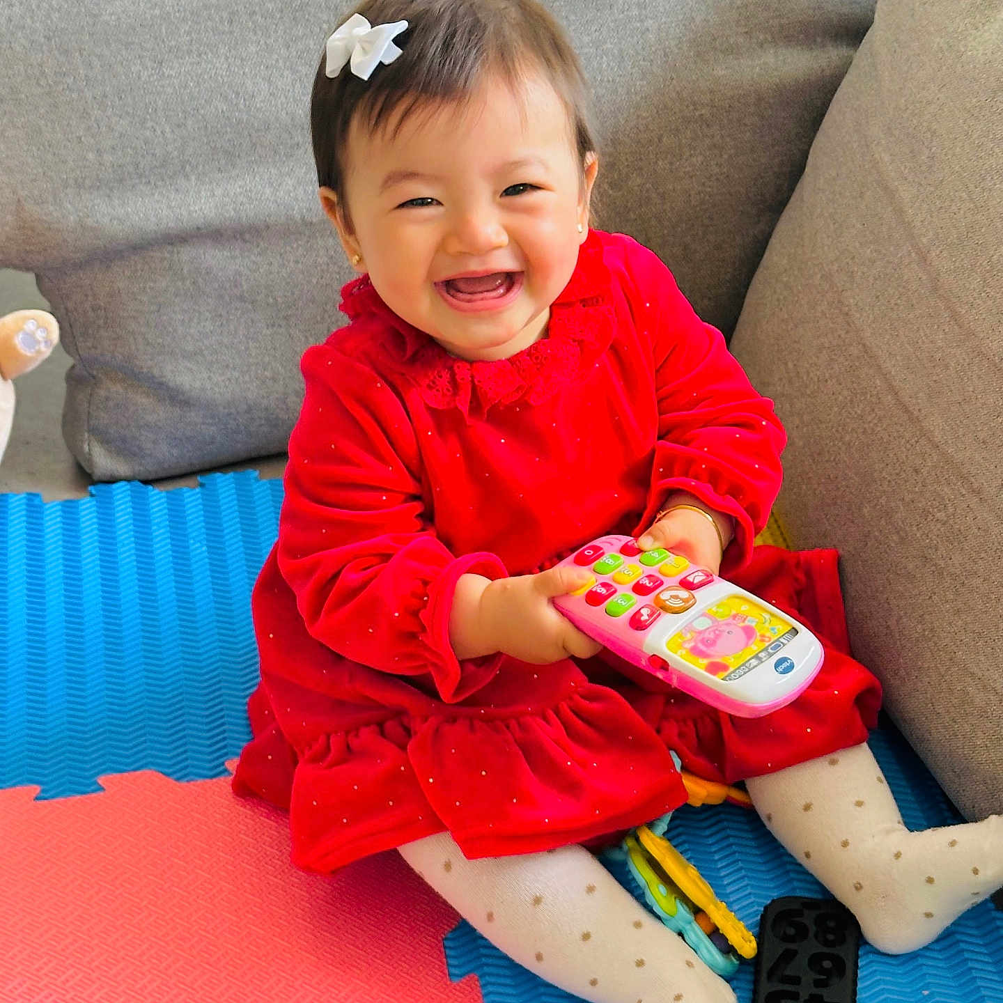 Akuta a rejoint le concours — aidez-le/la à gagner de superbes lots ! architecture, baby, building, clothing, couch, cushion, face, footwear, furniture, happy, head, homedecor, indoors, livingroom, person, photography, portrait, shoe, sitting, smile
