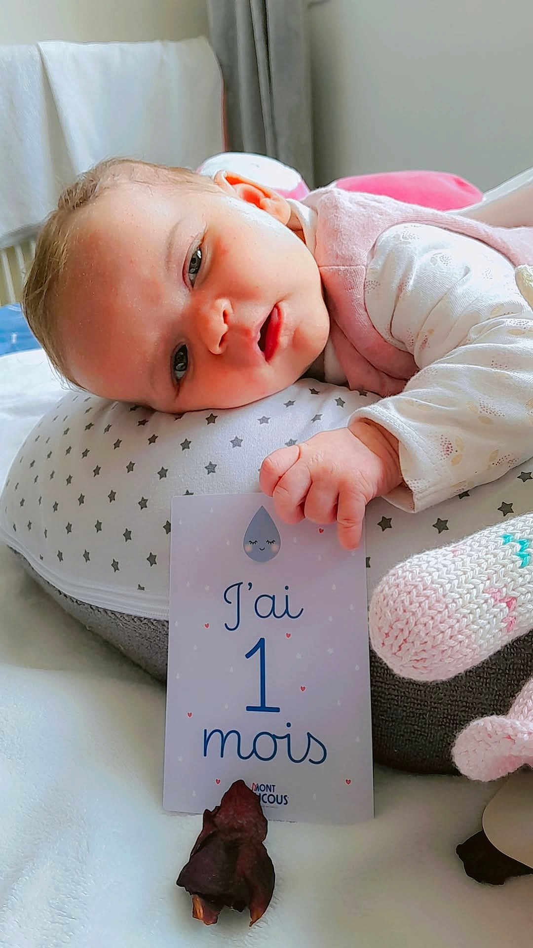 Chloé participe au concours pour gagner de l'argent avec cette photo : baby, infant, cushion, card, hand, knitted_toy, blanket, face, portrait, lying_down, star_pattern, clothing, indoor, cute, child, newborn, resting, soft_toy, sleepy, pink