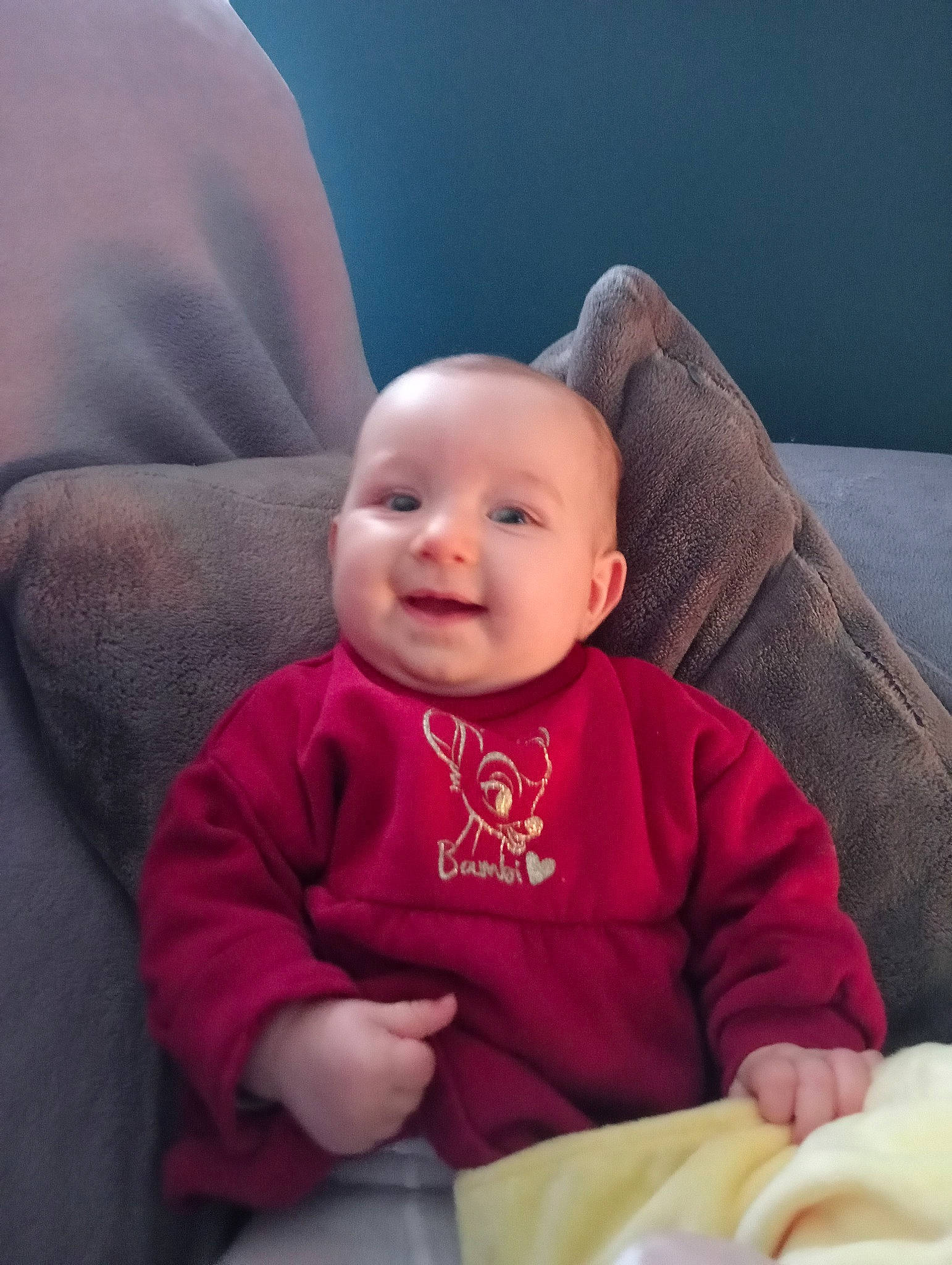 Maddie participe au concours pour gagner de l'argent avec cette photo : baby, baby_toddler_clothing, cheek, child, comfort, couch, eye, happy, head, iris, joy, linens, magenta, nose, outerwear, person, sitting, skin, sleeve, smile