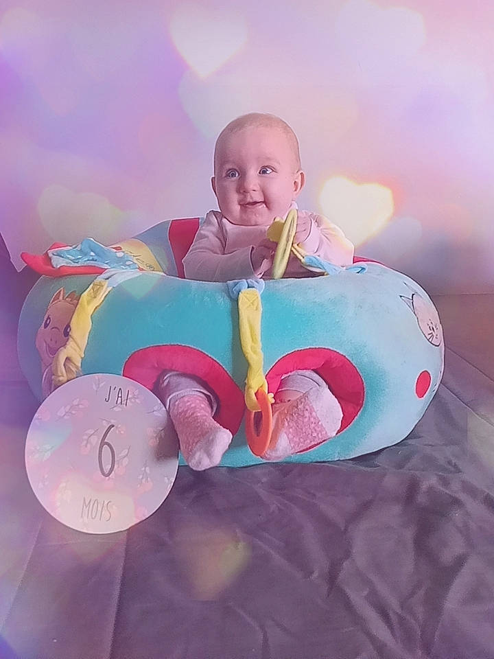 Maddie participe au concours pour gagner de l'argent avec cette photo : art, baby, circle, event, flash_photography, fun, happy, heart, human_body, joy, leisure, love, magenta, party_supply, people_in_nature, person, petal, pink, sitting, smile