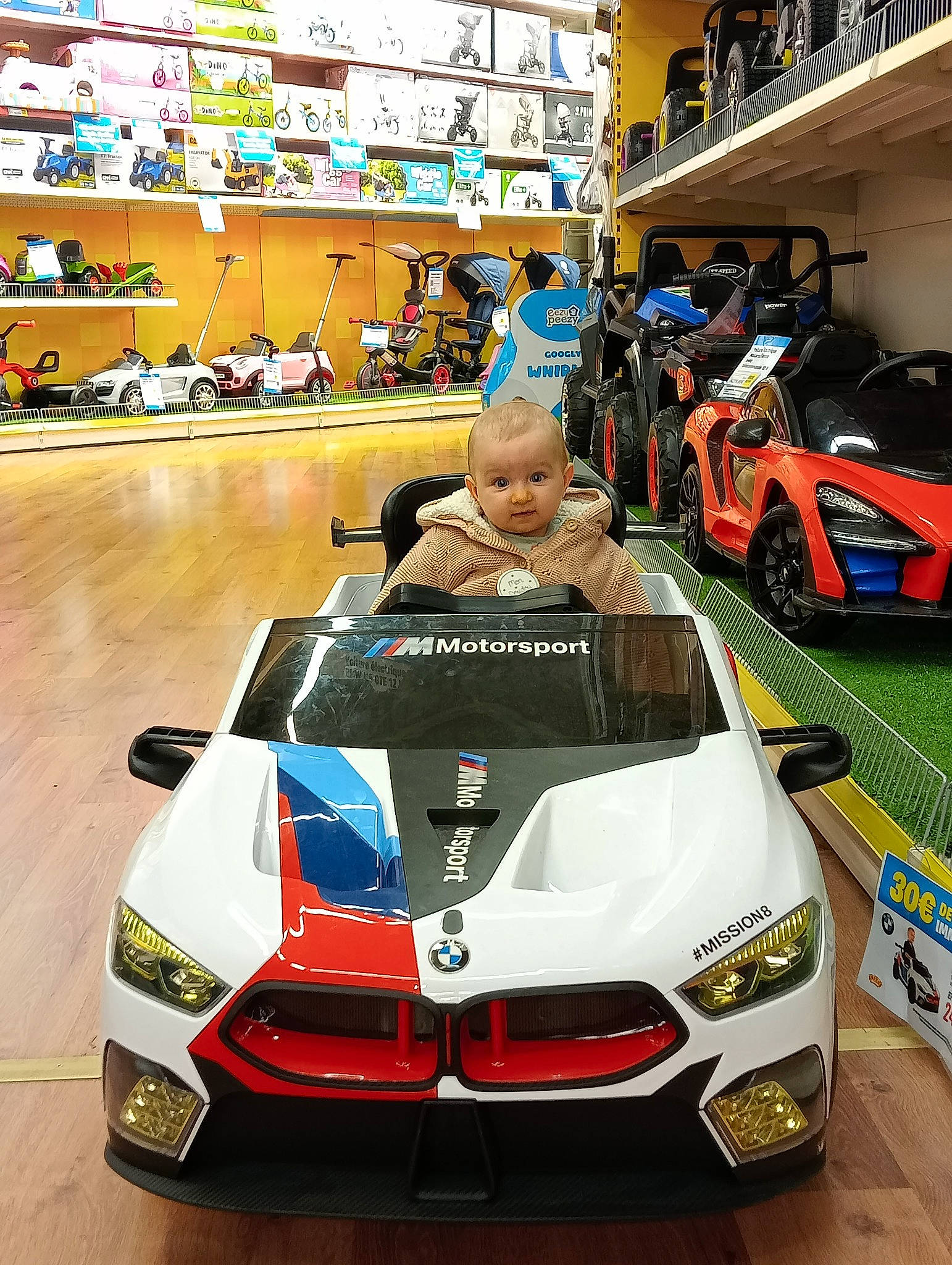 Maddie a rejoint le concours — aidez-le/la à gagner de superbes lots ! auto_racing, automotive_design, automotive_exterior, automotive_tire, automotive_wheel_system, car, hood, kit_car, land_vehicle, motor_vehicle, motorsport, person, personal_luxury_car, photograph, race_track, racing, sports_car_racing, tire, vehicle, wheel