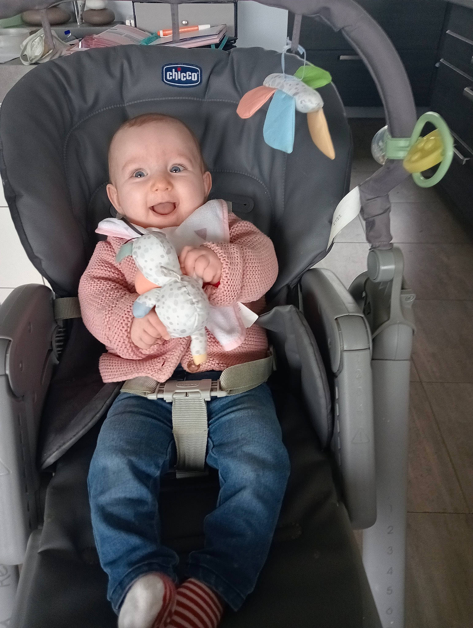 Maddie participe au concours pour gagner de l'argent avec cette photo : auto_part, baby, baby_carriage, baby_in_car_seat, baby_products, baby_toddler_clothing, baby_toys, car_seat, chair, child, comfort, family_car, lap, leg, motor_vehicle, person, sitting, smile, stuffed_toy, toddler