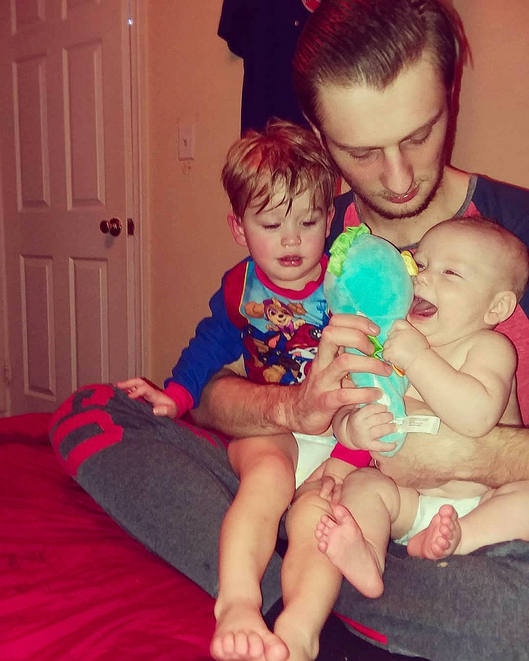 Baez is registered to the contest to win money with this photo: arm, child, daughter, day, father, finger, fun, hand, infant, joy, leg, mother, muscle, people, person, play, product, sitting, skin, smile