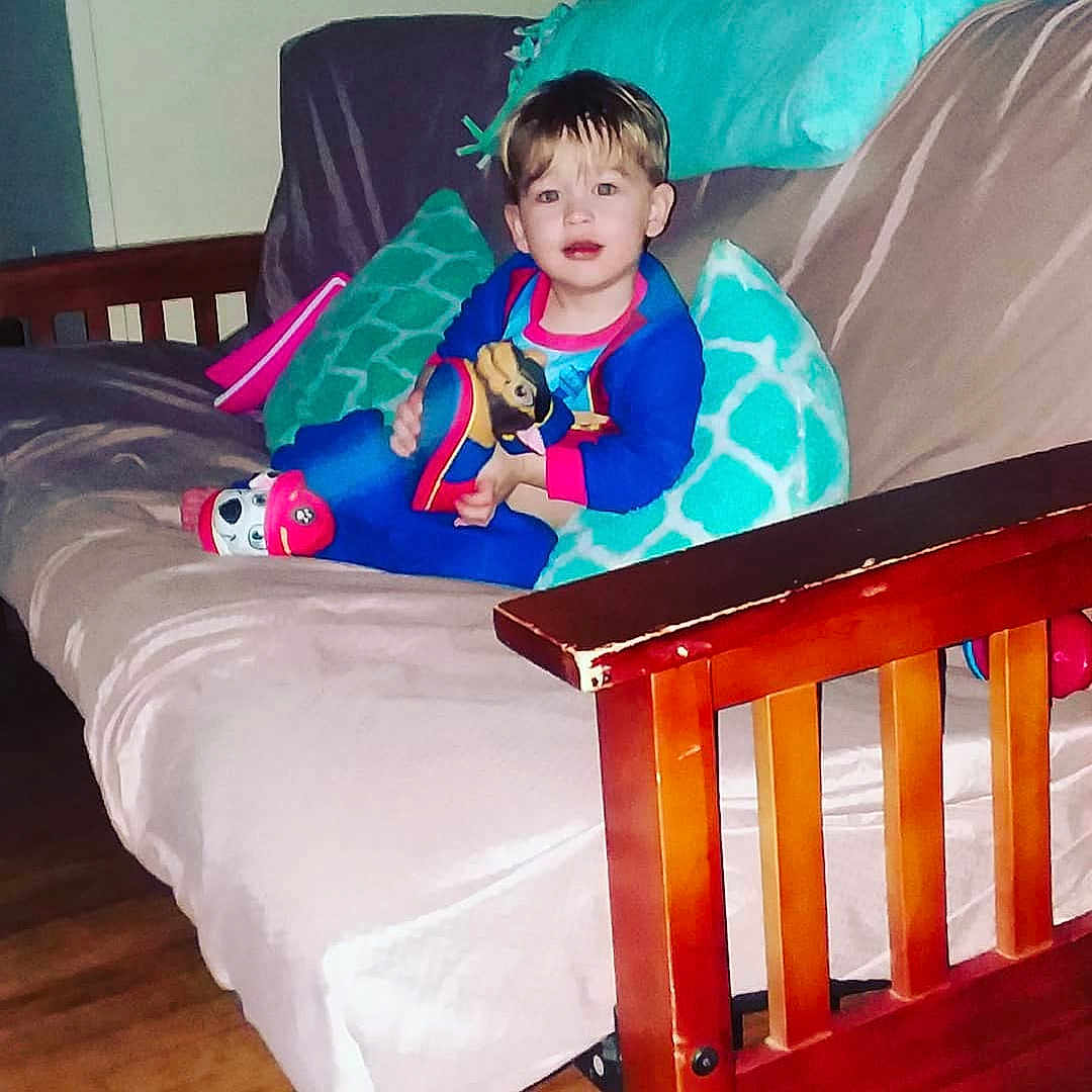 Baez is registered to the contest to win money with this photo: baby_products, bed, blue, child, day, fun, furniture, infant, person, play, product, sitting, textile, toddler