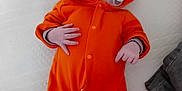 Anaé a rejoint le concours — aidez-le/la à gagner de superbes lots ! baby, infant, orange_onesie, hood, pacifier, bed, blanket, sleepwear, cute, child, newborn, lying_down, soft_fabric, indoor, clothing, comfort, resting, small_hands, face, sleepy