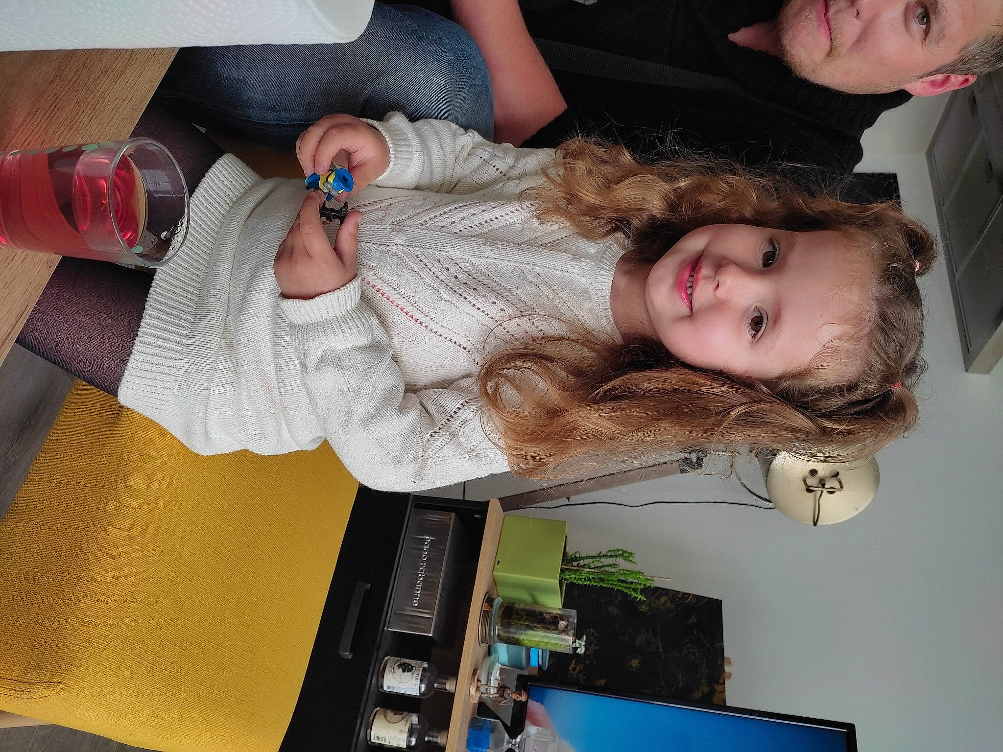 Yona a rejoint le concours — aidez-le/la à gagner de superbes lots ! arm, child, comfort, event, fun, happy, joy, mouth, people, person, room, smile, white, wrist