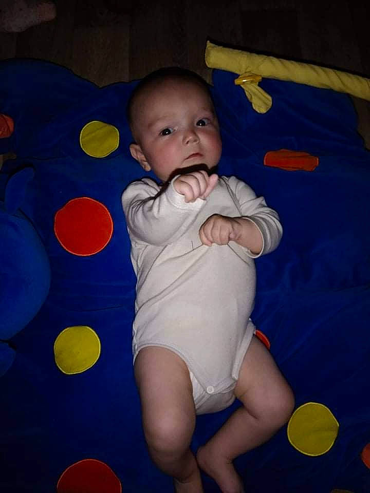 Hynaël a rejoint le concours — aidez-le/la à gagner de superbes lots ! abdomen, baby, baby_toddler_clothing, cheek, chest, comfort, elbow, finger, hand, human_body, infant_bodysuit, iris, knee, person, sleeve, stomach, textile, thigh, thumb, toddler