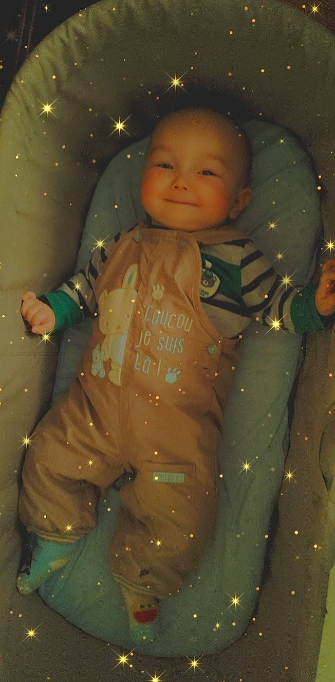 Hynaël participe au concours pour gagner de l'argent avec cette photo : baby, baby_toddler_clothing, cheek, child, circle, cool, eye, fun, happy, human_body, jacket, joy, person, personal_protective_equipment, room, sitting, sleeve, smile, space, toddler