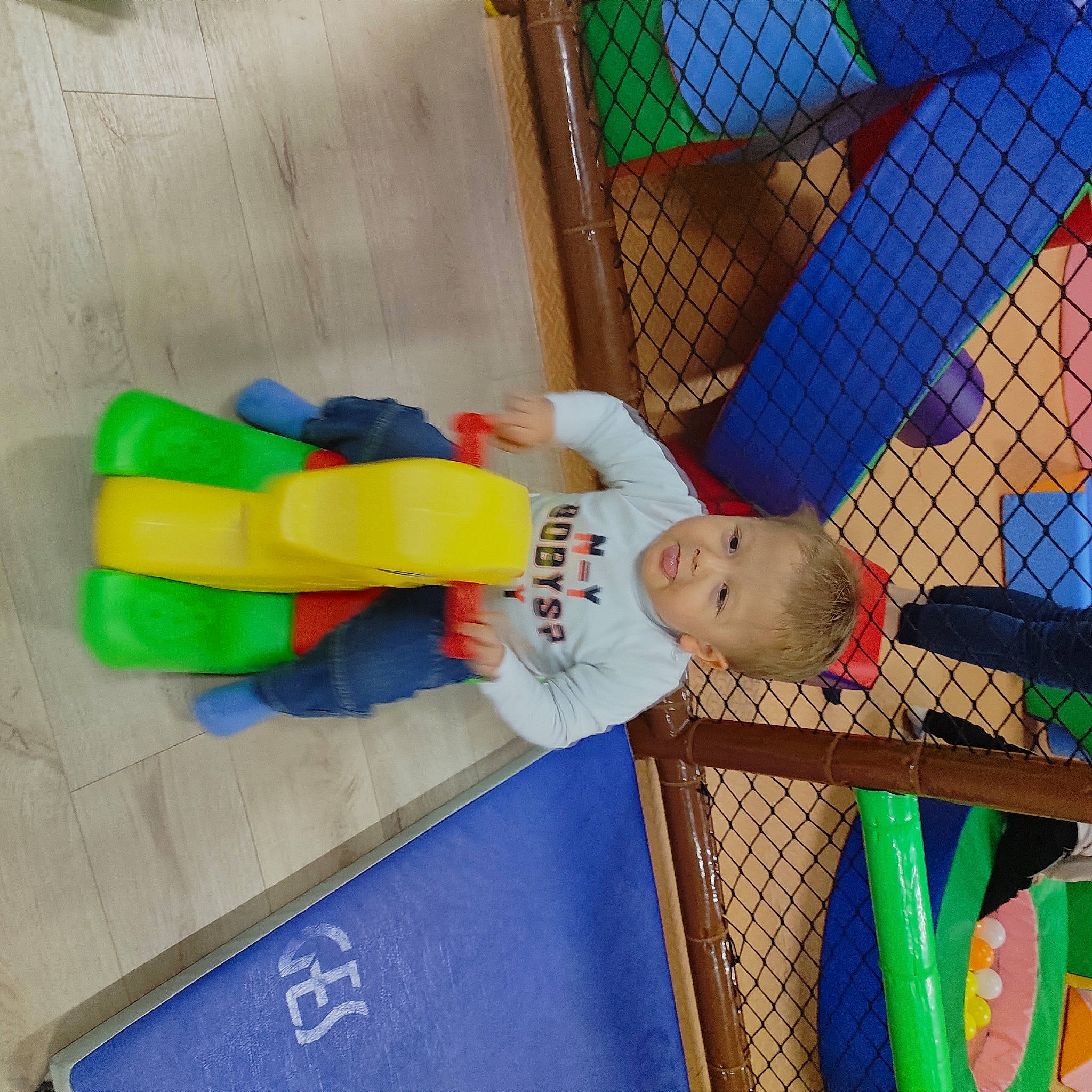 Loan a rejoint le concours — aidez-le/la à gagner de superbes lots ! baby_products, baby_toys, ball, child, fence, fun, hat, leisure, mesh, net, outdoor_play_equipment, person, play, player, playground, recreation, room, sports_equipment, toddler, toy