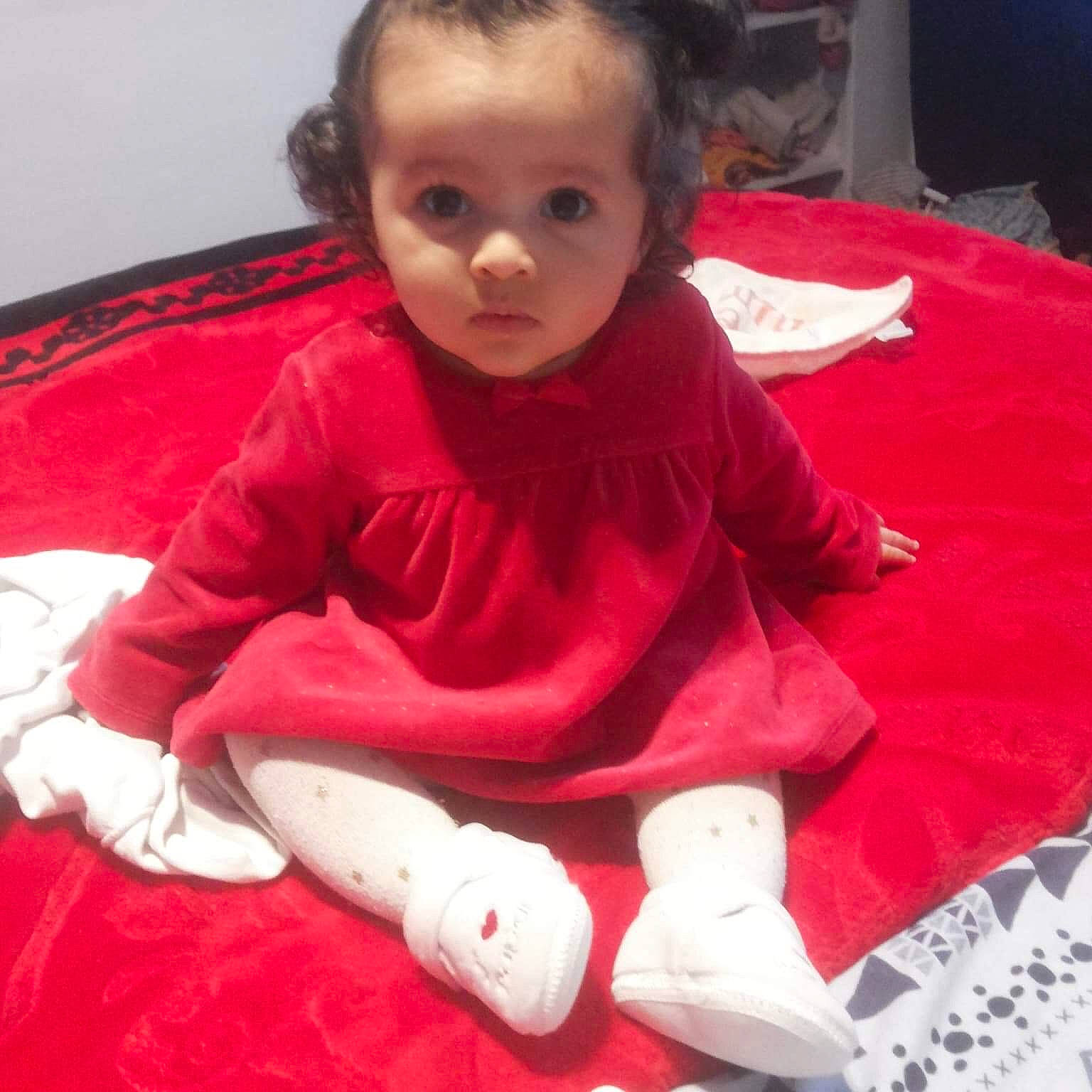 Farah a rejoint le concours — aidez-le/la à gagner de superbes lots ! child, infant, person, product, red, textile, toddler