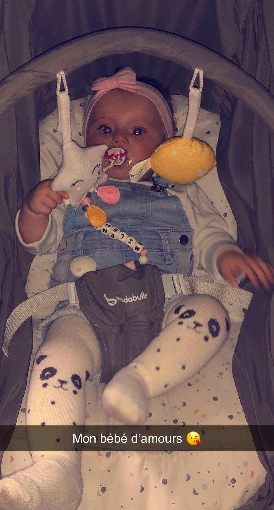 Miléna participe au concours pour gagner de l'argent avec cette photo : abdomen, arm, baby, baby_products, baby_toddler_clothing, chest, child, comfort, fun, human_body, human_leg, leg, person, personal_protective_equipment, sitting, skin, stuffed_toy, thigh, thumb, toddler