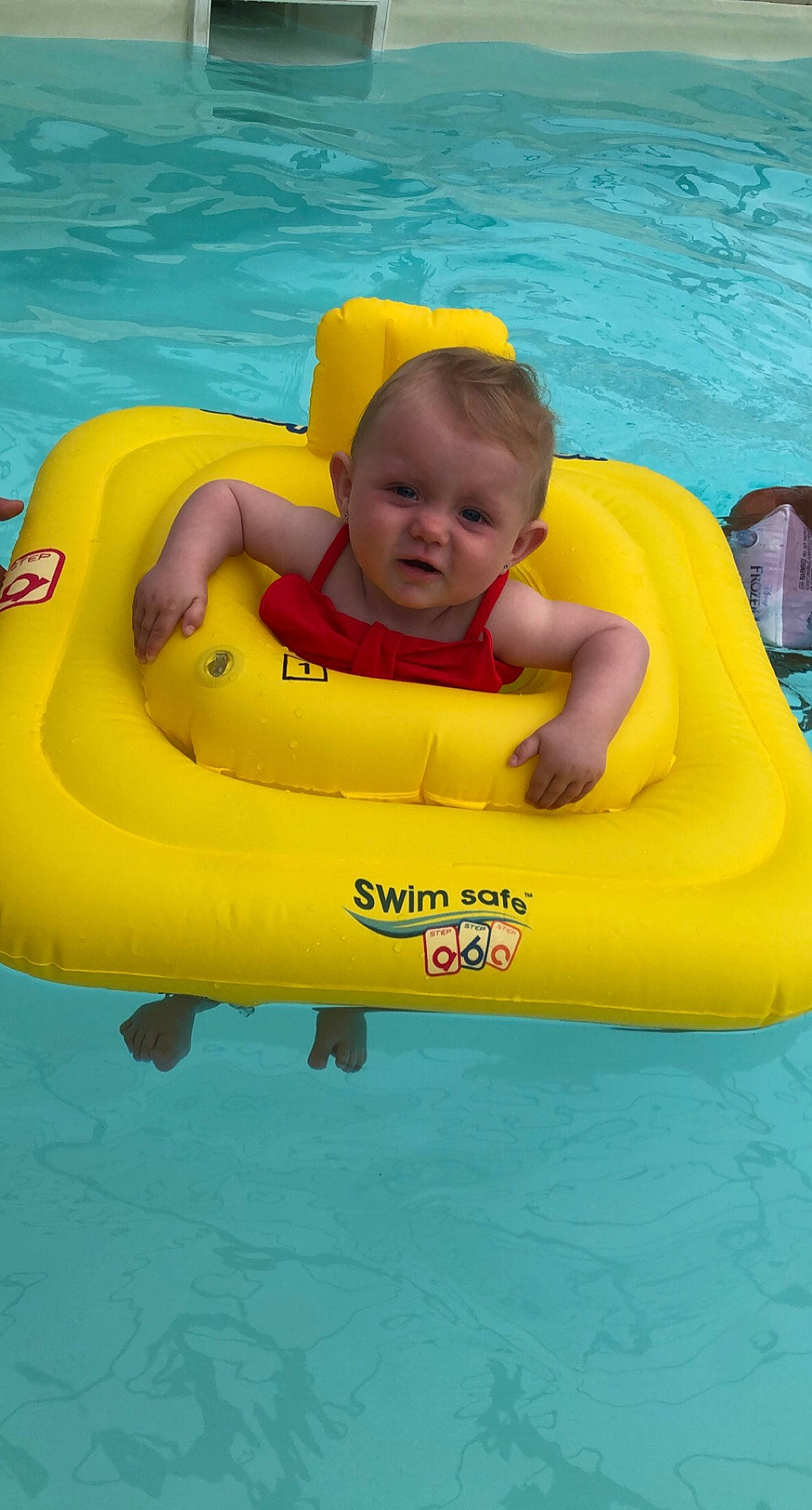 Miléna participe au concours pour gagner de l'argent avec cette photo : aqua, baby, baby_float, baby_products, baby_toddler_clothing, bathing, child, fun, games, happy, inflatable, leisure, lifejacket, outdoor_recreation, person, personal_protective_equipment, play, recreation, toddler, water