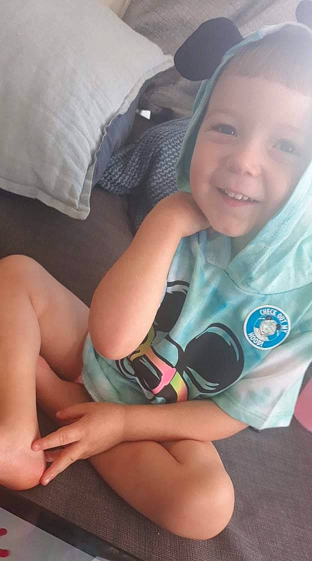 Johnathan is registered to the contest to win money with this photo: arm, baby_toddler_clothing, comfort, cool, elbow, facial_expression, finger, gesture, hairstyle, hand, happy, human_body, joy, knee, mouth, person, skin, smile, summer, thigh