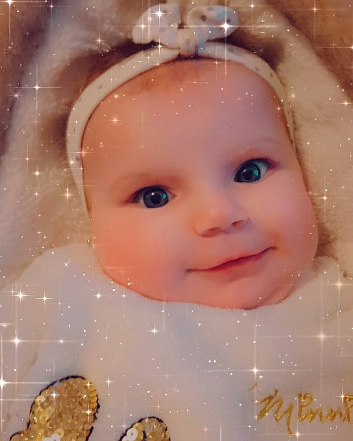 Cathy a rejoint le concours — aidez-le/la à gagner de superbes lots ! baby, baby_laughing, baby_products, baby_toddler_clothing, bonnet, cheek, child, costume_accessory, embellishment, eyebrow, facial_expression, forehead, hair_accessory, happy, headgear, headpiece, headwear, iris, person, pleased