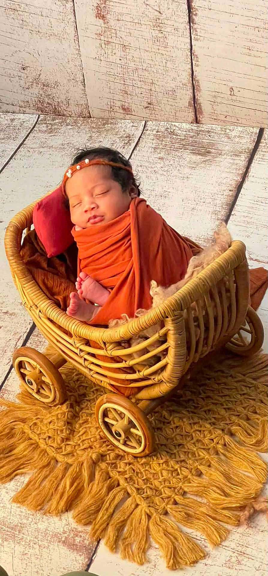 Antolina a rejoint le concours — aidez-le/la à gagner de superbes lots ! newborn, baby, sleeping, wicker_basket, orange_wrap, headband, cozy, rustic, wooden_floor, carriage, blanket, infant, cute, peaceful, indoors, soft_light, decor, portrait, child, resting