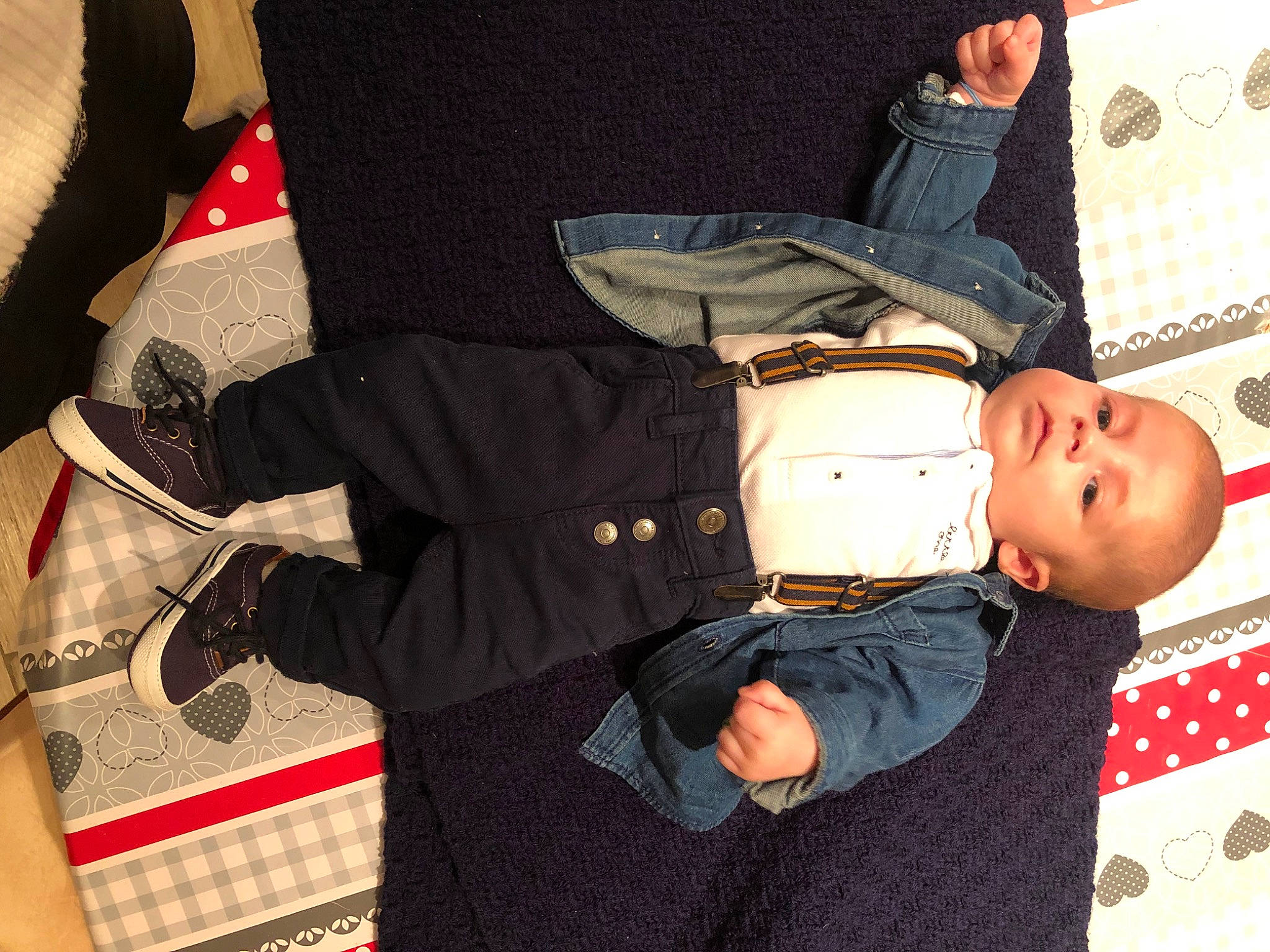 Léo a rejoint le concours — aidez-le/la à gagner de superbes lots ! baby, baby_products, baby_toddler_clothing, carmine, child, collar, comfort, formal_wear, gesture, pattern, person, plaid, sleeve, sportswear, suit, tartan, tie, toddler, uniform, wrist