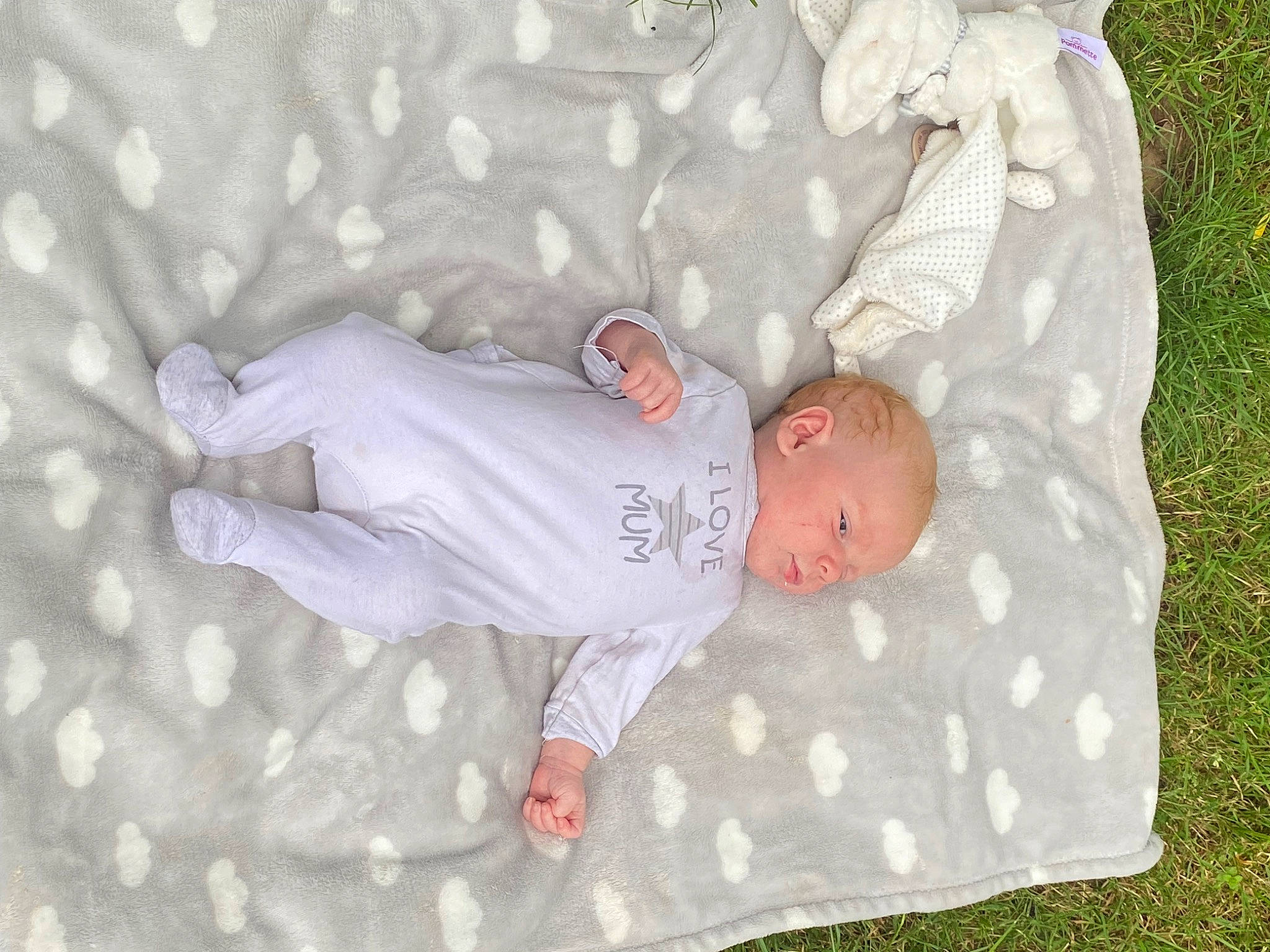 Tyago a rejoint le concours — aidez-le/la à gagner de superbes lots ! baby, baby_products, baby_toddler_clothing, bedding, bedtime, child, comfort, face, grass, head, linens, nap, pattern, person, plant, room, sleep, sleeve, toddler, tree