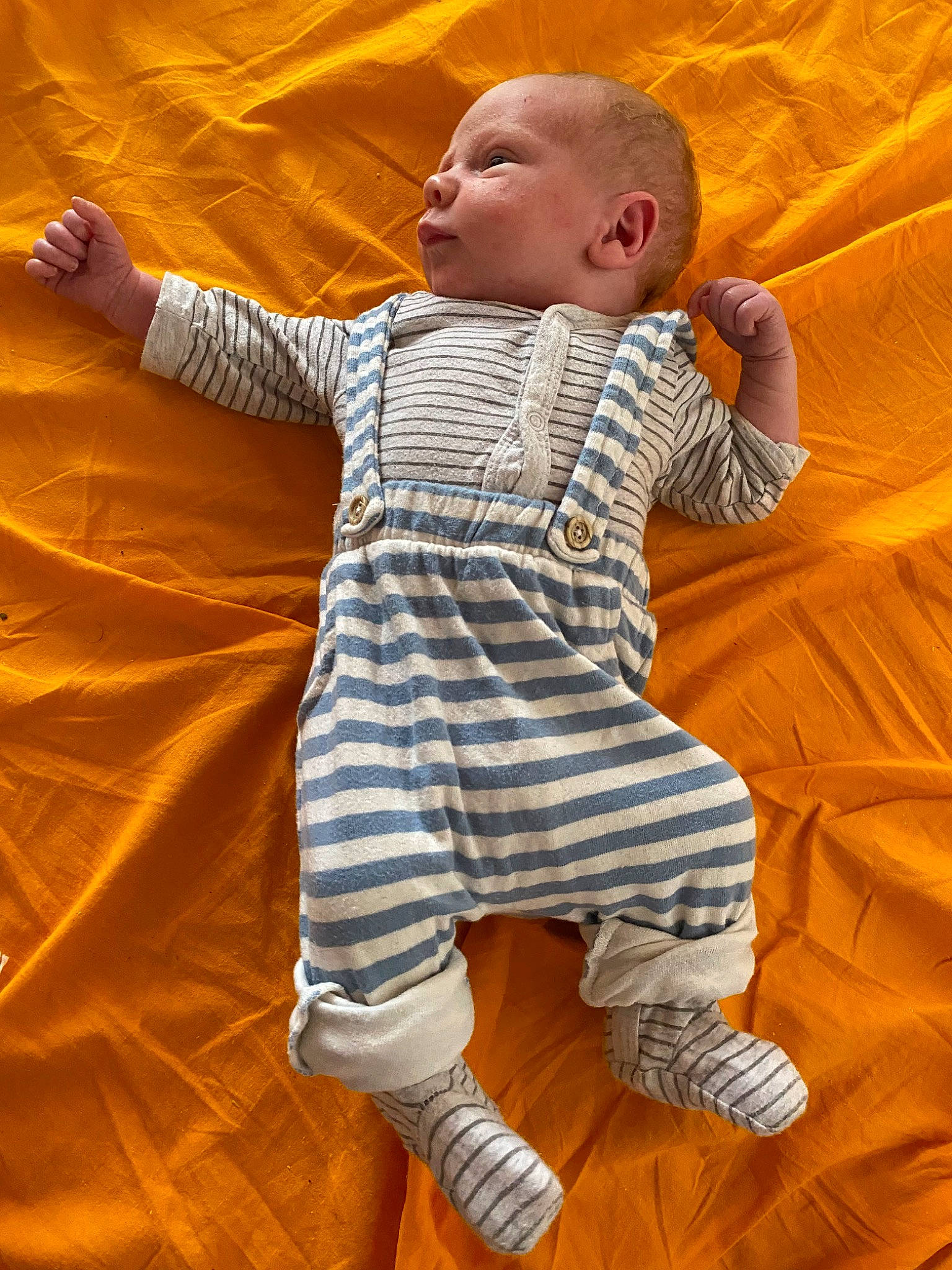 Tyago a rejoint le concours — aidez-le/la à gagner de superbes lots ! baby, baby_toddler_clothing, child, comfort, face, finger, fun, gesture, happy, head, linens, orange, pattern, people_in_nature, person, play, sitting, sleeve, textile, thumb