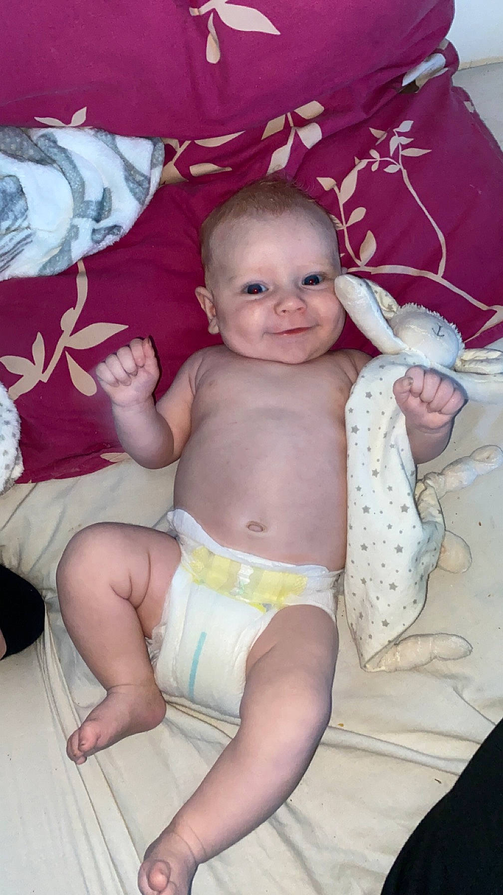 Tyago a rejoint le concours — aidez-le/la à gagner de superbes lots ! arm, baby, cheek, comfort, diaper, facial_expression, finger, happy, human_body, joy, knee, leg, mouth, muscle, person, pink, skin, smile, stomach, textile