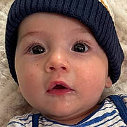 Marceau a rejoint le concours — aidez-le/la à gagner de superbes lots ! baby, infant, face, hat, striped_clothing, blue_stripes, pom_pom_hat, close_up, lying_down, blanket, child, cute, expression, eyes, mouth, skin, headwear, portrait, indoors, young_child