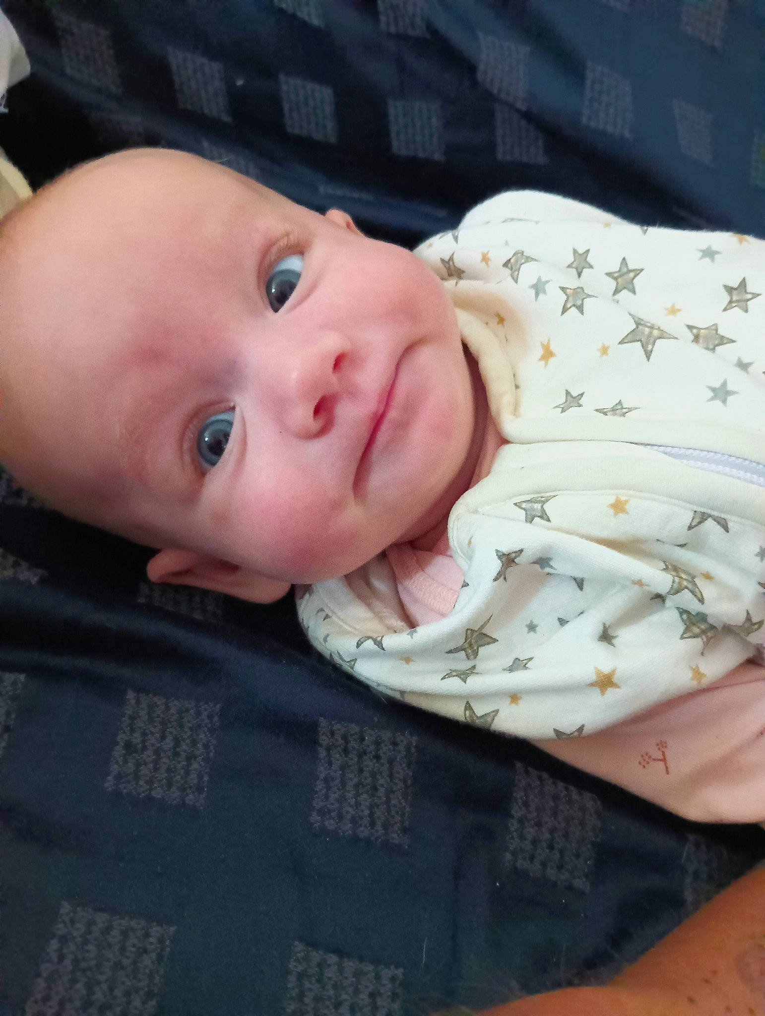 Mily participe au concours pour gagner de l'argent avec cette photo : baby, baby_products, baby_toddler_clothing, cheek, child, comfort, eye, eyelash, linens, lip, nose, pattern, person, portrait_photography, sitting, skin, sleeve, smile, toddler, wood