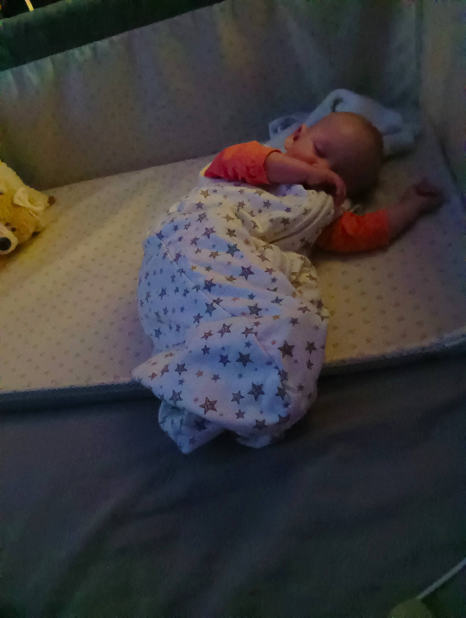 Mily a rejoint le concours — aidez-le/la à gagner de superbes lots ! baby, baby_products, baby_safety, baby_sleeping, baby_toddler_clothing, bedding, bedtime, child, comfort, flooring, foot, head, infant_bed, linens, nap, pattern, person, room, sitting, sleep