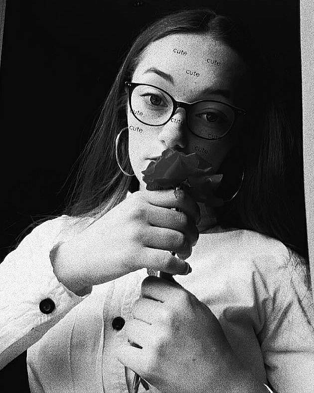 Eliana participe au concours pour gagner de l'argent avec cette photo : black_and_white, finger, gesture, glasses, hand, monochrome, monochrome_photography, nail, person, portrait, selfie, vision_care, wrist