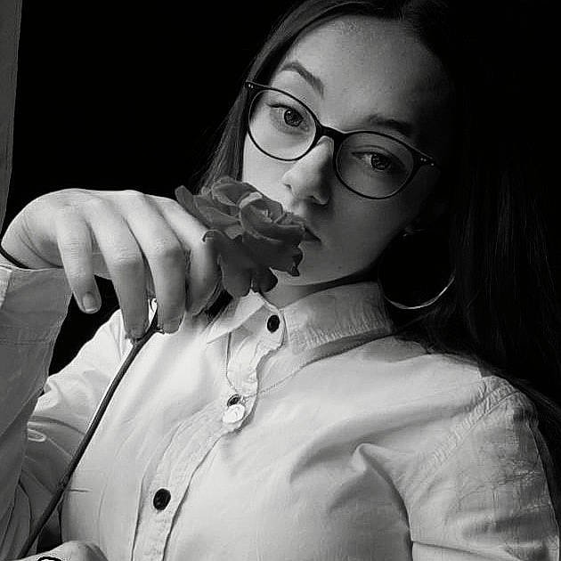 Eliana a rejoint le concours — aidez-le/la à gagner de superbes lots ! beauty, button, drinking, eye_glass_accessory, eyewear, glasses, lip, person, portrait, portrait_photography, taste, vision_care